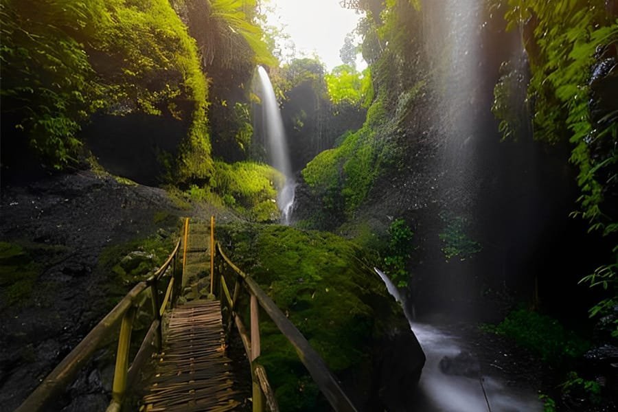 Wisata Curug dengan Sewa Mobil Liburan Bandung