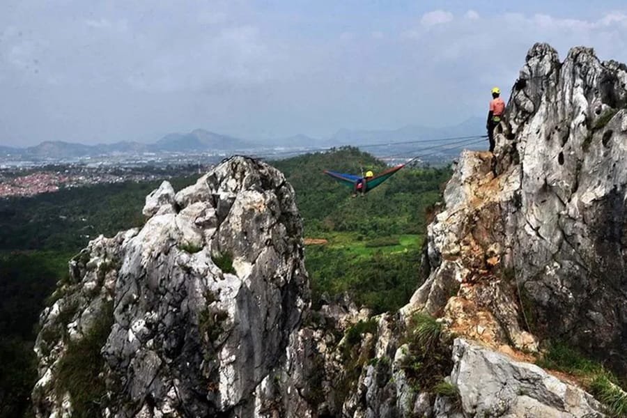 Gunung Hawu dengan Rental Mobil MPV Bandung