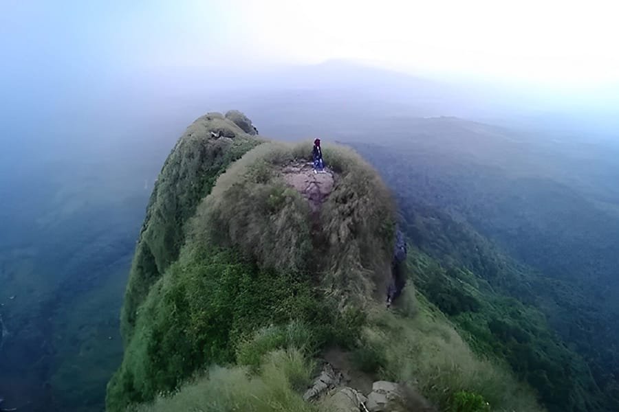 Wisata Gunung Batu dengan Sewa Mobil Lepas Kunci Bandung
