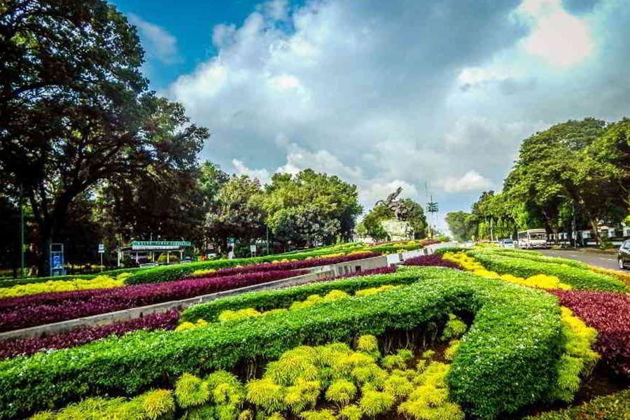 Wisata Taman Suropati dengan Sewa Mobil Online Jakarta