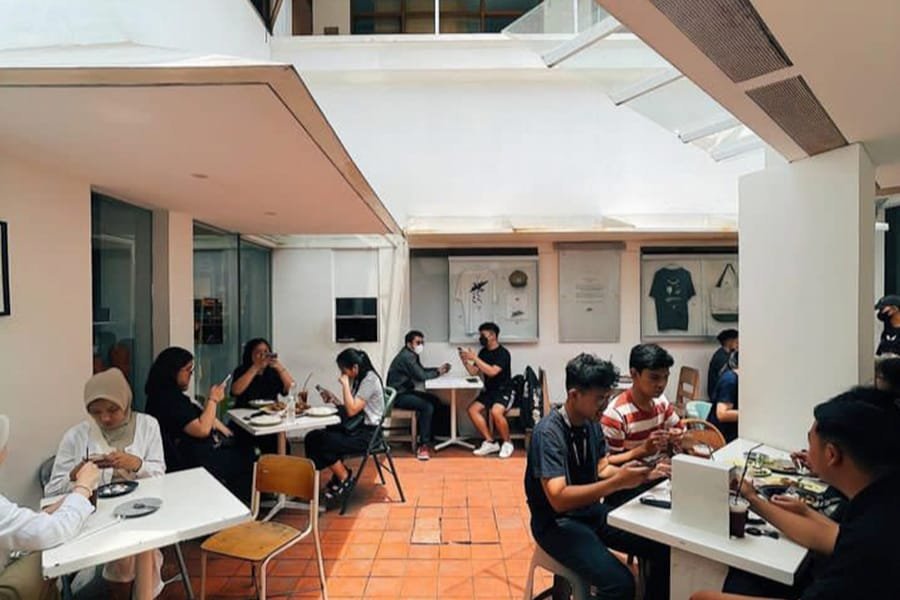 Kuliner Meow Makan dengan Sewa Mobil Liburan Bandung